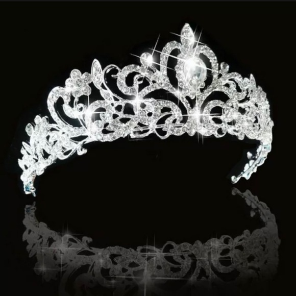 Beautiful Crystal Tiara - Picture 2 of 9
